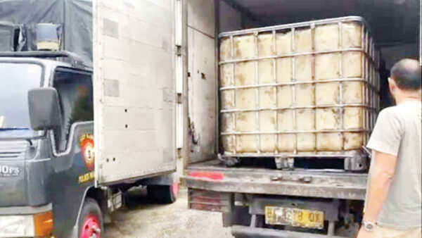 Truk Boks Kepergok Selundupkan BBM Bersubsidi Ilegal, 650 Liter Bio Solar Disita 1 BBM ILEGAL— Truk boks yang membawa 650 liter Bio Solar diamankan di Polsek Bonjol.