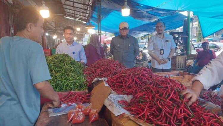 Inflasi Sumbar kembali Meningkat pada Oktober 2025, Kenaikan Harga Cabai Merah dan Emas jadi Pemicu 1 SIDAK—Kepala Perwakilan BI Sumbar melakukan inspeksi mendadak (sidak) untuk memperoleh informasi harga dan jumlah pasokan cabai merah, bawang merah dan beras.
