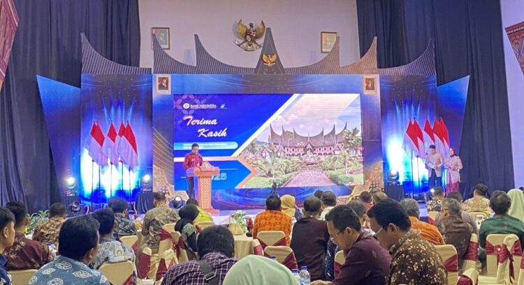 PTBI—Deputi Kepala Kantor Perwakilan BI Sumbar, Andy Setyo Biwado memaparkan kondisi perekonomian Sumbar dalam Pertemuan Tahunan Bank Indonesia (PTBI) 2025, Jumat (29/11).