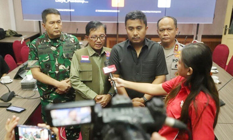 BERI KETERANGAN— Sekretaris Utama BNPB Rustian didampingi Wagub Sumbar Vasko Ruseimy dan Kapolda Irjen Pol Gatot memberikan keterangan pers usai rapat koordinasi (rakor) penanganan darurat bencana.