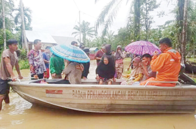 EVAKUASI— BPBD Kabupaten Agam, bersama Basarnas Kota Padang berhasil mengevakuasi sebanyak 150 korban terdampak banjir di Anak Aia Kasiang, Nagari Bawan, Kecamatan Ampek Nagari, Kamis (27/11).