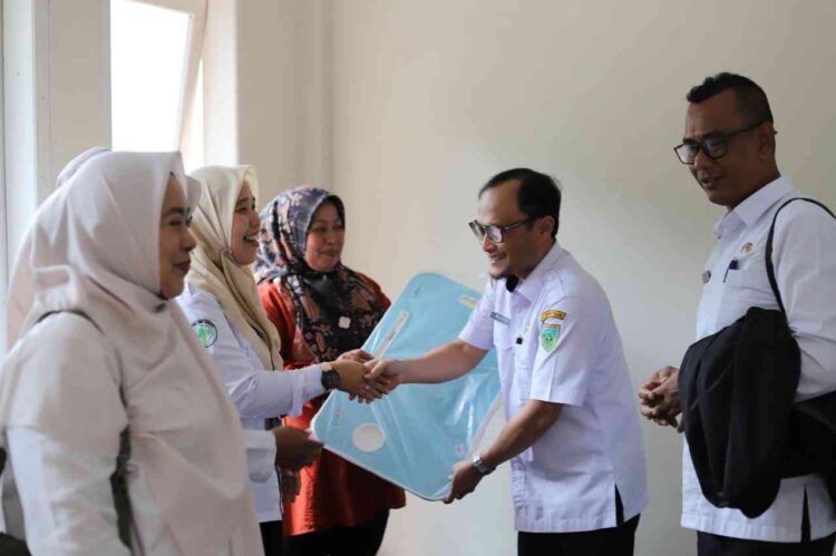 SERAHKAN BANTUAN—Bank Nagari Cabang Padang Panjang menyerahkan bantuan meja untuk Posyandu RT 20 Kelurahan Silaing Bawah, Kecamatan Padang Panjang Barat.