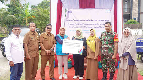 PLN UID Sumbar Dukung Penguatan Bank Sampah Ampang Saiyo Lewat Program TJSL 1 SALURKAN BANTUAN—PLN UID Sumbar menyalurkan bantuan sarana dan prasarana kepada Bank Sampah Ampang Saiyo.