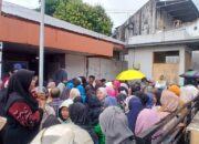 Bansos Dicairkan, Warga KPGD Solsel Padati Kantor Pos Muara Labuh
