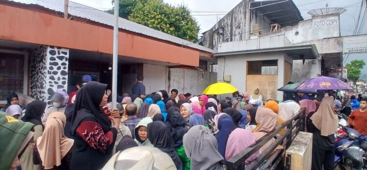 ANTRIAN—Terlihat antrian warga  Kecamatan Koto Parik Gadang Diateh (KPGD) di Kantor Pos Muara Labuh, Kabupaten Solok Selatan.