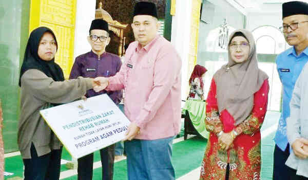 Baznas Agam Distribusikan Zakat Rp76.050.000 untuk 40 Mustahik 1 DISTRIBUSI ZAKAT— Baznas Kabupaten Agam kembali mendistribusikan zakat sebesar Rp76.050.000 kepada 40 mustahik, di Masjid Agung Nurul Falah Lubuk Basung, Kamis (13/11).
