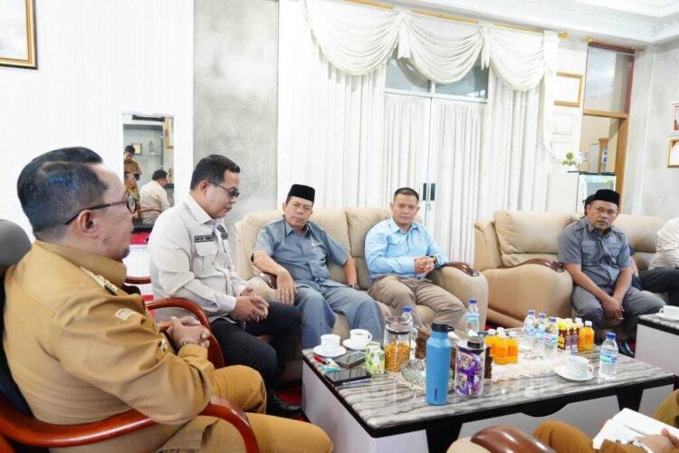 Ketua DPD Partai Golkar Terpilih Silaturahmi dengan Bupati Eka Putra 1 SILATURAHMI—Ketua DPD Partai Golkar terpilih Anton Yondra, melakukan kunjungan silaturahmi dengan Bupati Eka Putra.