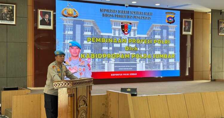Bidpropam Polda Sumbar Gelar Pembinaan Pemulihan Profesi, Dorong Pencegahan dan Mitigasi Pelanggaran Disiplin Polri 1 PEMBINAAN— Kabid Propam Polda Sumbar, Kombes Pol Dwi Agung membuka kegiatan pembinaan pemulihan profesi Polri.