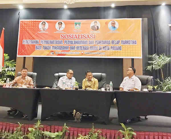 Buka Bimtek Tentang Sosialisasi P4GN, Wakil Ketua DPRD Sumbar Kobarkan Semangat Perangi Narkoba 1 BIMTEK—Wakil Ketua DPRD Sumbar Evi Yandri Rajo Budiman saat membuka Bimtek tentang Sosialisasi P4GN bagi tokoh masyarakat dan generasi muda Kota Padang, Rabu (12/11).