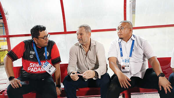 Braditi Moulevey: Semen Padang FC Kebanggaan Urang Awak, Tak Boleh Terpuruk! 1 BERSAMA PELATIH— Komisaris Semen Padang FC, Braditi Moulevey saat berbincang dengan pelatih kepala Semen Padang FC Dejan Antonic dan juga Penasihat Semen Padang FC Andre Rosiade, saat laga Semen Padang FC di Stadion GOR H Agus Salim, beberapa waktu lalu.