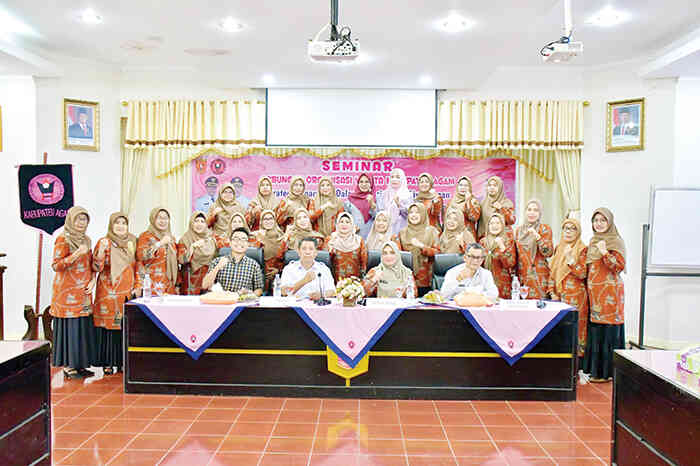 GOW Agam Gelar Seminar Perkuat Peran Perempuan Berkarakter dan Beretika 1 SEMINAR— Dibuka Sekda Mhd. Lutfi, GOW Kabupaten Agam menggelar seminar dengan tema “Strategi Organisasi dalam Menciptakan Lingkungan yang Mendorong Wanita Berkarakter dan Beretika”, di Aula Kantor Bupati Agam, Rabu (12/11).
