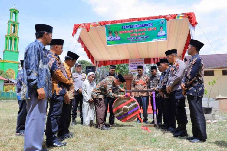 Bumikan Al Quran dalam Kehidupan Masyarakat 1 PUKUL GONG—Wakil Bupati Pasaman bup. H. Parulian saat pemukulan gong pembukaan MTQ ke-54 Tingkat Nagari Panti, bertempat di halaman Kantor Wali Nagari Panti, Kecamatan Panti, Kamis (13/11).