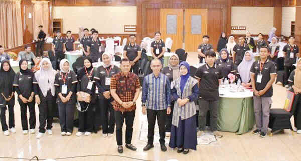 Tingkatkan Daya Saing, 50 Wirausaha Muda Ikuti Pelatihan Kewirausahaan 1 PELATIHAN— Bupati Agam diwakili Asisten III Setda Agam, Syatria, membuka secara resmi Pelatihan Peningkatan Kapasitas Daya Saing Wirausaha Muda Angkatan ke-3 di Hotel Sakura Syari’ah, Lubuk Basung, Kamis (13/11).