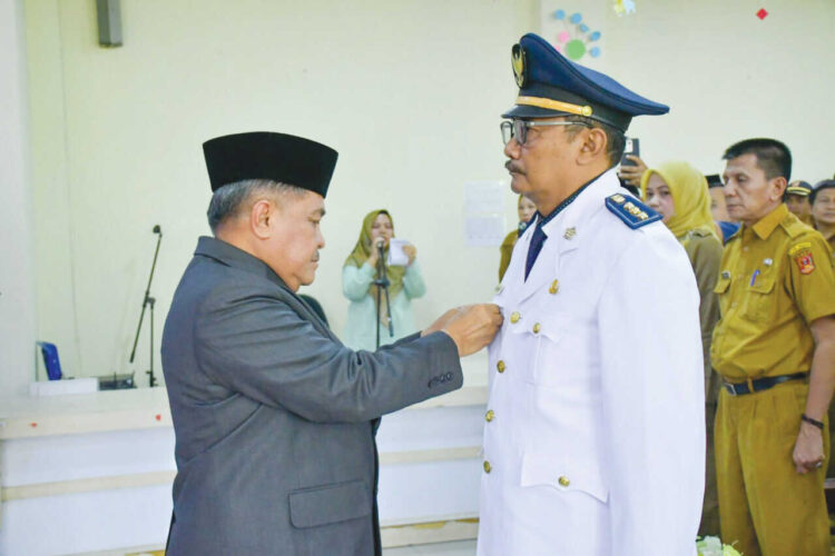 SERTIJAB— Bupati Agam, Benni Warlis memasangkan benggo tanda jabatan kepada Siwa Usman yang baru dilantik menjadi Camat Ampek Angkek menggantikan Rahmat Fajri, di Aula Kantor Camat Ampek Angkek, Selasa (4/11).