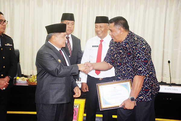 Wajib Pajak Berprestasi Terima Penghargaan di Momentum Hari Pahlawan 1 PENGHARGAAN— Dalam momentum peringatan Hari Pahlawan, Bupati Agam, Benni Warlis, menyerahkan piagam penghargaan kepada para wajib pajak daerah, perangkat daerah pengelola PAD, pemerintah nagari, dan PPAT berprestasi tahun 2025, di Aula Kantor Bupati Agam, Senin (10/11).