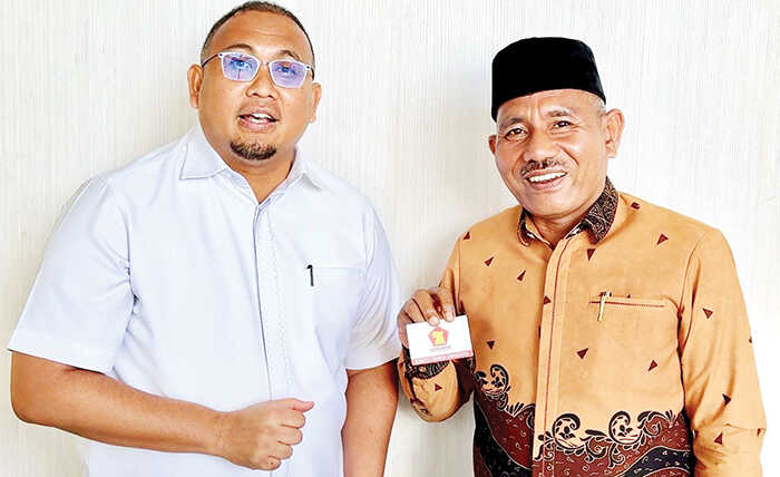 Bupati Limapuluh Kota Safni Sikumbang Berlabuh ke Gerindra, KTA Diserahkankan Andre Rosiade 1 SERAHKAN KTA— Ketua DPD Gerindra Sumbar, Andre Rosiade menyerahkan Kartu Tanda Anggota (KTA), kepada Bupati Limapuluh Kota, Safni Sikumbang, yang kini resmi mengenakan jaket Partai Gerindra, Senin (3/11).