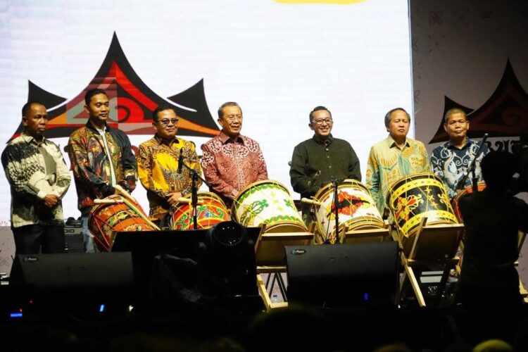 PEMUKULAN GENDANG— Bupati Eka Putra melakukan pemukulan gendang saat membuka Sabudaya di Lapangan Cindua Mato Batusangkar meriah, Sabtu (1/11) malam.