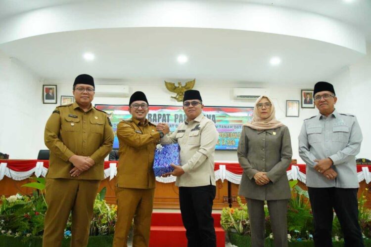 SAMPAIKAN NOTA KEUANGAN—Bupati Eka Putra sampaikan Nota Keuangan APBD 2026 secara substansi memuat penjelasan atau gambaran tentang kondisi dan proyeksi serta kebijakan Pendapatan Daerah.