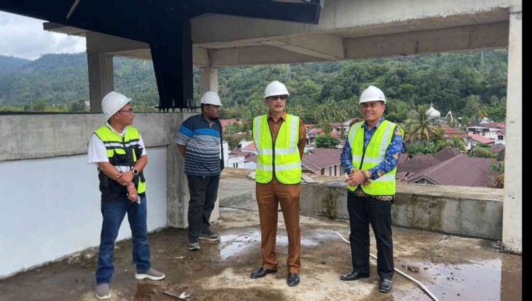 PEMBANGUNAN PASAR INPRES— Bupati Pessel Hendrajoni meninjau persiapan pelaksanaan pembangunan di kawasan Pasar Inpres, Senin (17/11)