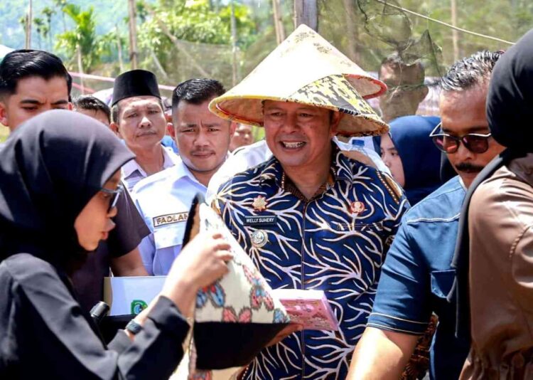 Petani Pasaman sudah Terakomodir, Bupati Welly Suhery Pastikan Ketersediaan dan HET Pupuk Bersubsidi untuk Petani 1 PUPUK BERSUBSIDI— Bupati Pasaman Welly Suhery, memastikan ketersediaan pupuk bersubsidi untuk para petani di wilayahnya.