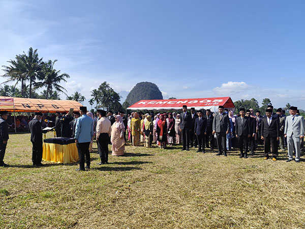 Bupati Limapuluh Kota Lantik Pejabat di Lokasi Pertanian 1 PELANTIKAN PEJABAT— Bupati Limapuluh Kota, H.Safni, saat melakukan mutasi dan pelantikan sejumlah pejabat di lingkungan Pemerintah Kabupaten Lima Puluh Kota, Jumat (31/10) pagi dikawasan pertanian Jorong Tanjuang Ateh, Nagari Taram, Kecamatan Harau.