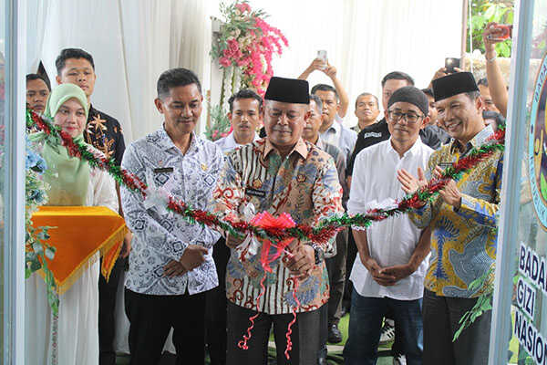 PERESMIAN SPPG— Bupati Pasaman Welly Suhery menggunting pita  saat meresmikan Satuan Pelayanan Pemenuhan Gizi (SPPG) Kecamatan Panti, Nagari Panti Utara.