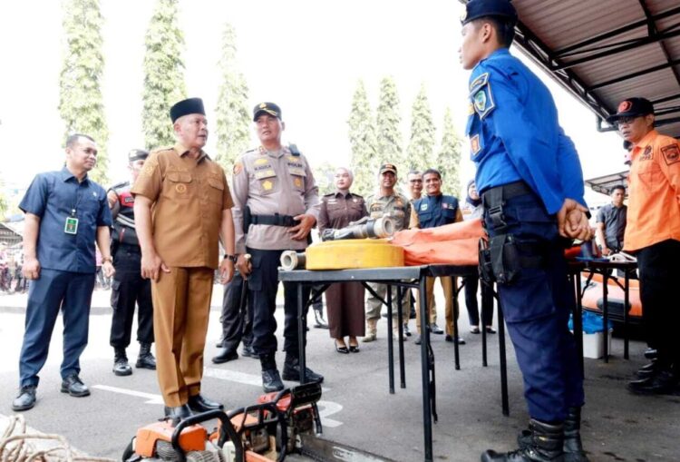 Bupati Welly: Masyarakat dan Daerah Harus Tangguh Bencana 1 APEL—Bupati Pasaman Welly Suhery pada Apel Serentak Kesiapan Tanggap Darurat Bencana Hidrometeorologi Tahun 2025 di halaman Mapolres Pasaman,