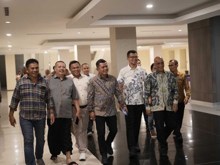 LOBI DANA PUSAT—Bupati Solok Jon Firman Pandu bersama Ketua DPRD Kabupaten Solok Ivoni Munir dan sejumlah anggota DPRD Kabupaten Solok, terus berjuang untuk melobi pemerintah pusat untuk bisa mendukung program pembangunan fisik di Kabupaten Solok.