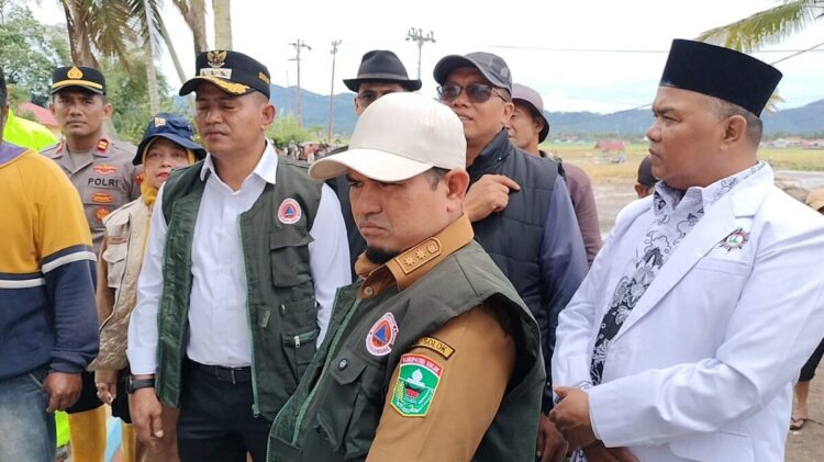 TINJAU—Bupati Solok Jon Firman Pandu dan Wakil Bupati Solok Candra saat meninjau di beberapa lokasi  bencana.