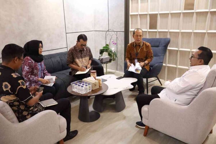 DISKUSI—Bupati Eka Putra saat berdiskusi dengan Dirjen SDA kementrian PU RI Dwi Purwantoro di kantor Dirjen SDA di Jalan Pattimura Kebayoran Baru, Jakarta.