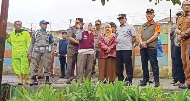 TINJAU LOKASI LONGSOR— Wali Kota bersama unsur Forkopimda meninjau lokasi longsor di RW 5 Kelurahan Bukik Cangang Kayu Ramang pada Selasa (25/11).