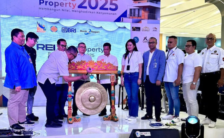 REI EXPO—Kepala Dinas Perumahan Rakyat, Kawasan Permukiman, dan Pertanahan Sumbar, Ahdiarsyah memukul gong tanda dibukanya REI Expo Property 2025 dan disaksikan Ketua REI Sumbar Viona.