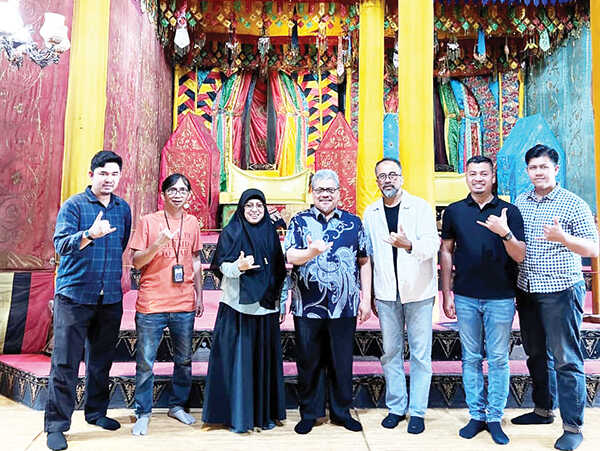 MENINJAU—Ketua DRPD Sumbar, Muhidi saat meninjau kondisi Anjungan Sumatera Barat di TMII, Jakarta, Sabtu (8/11).