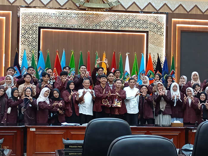 Pelajari Tugas dan Fungsi Wakil Rakyat, Mahasiswa UIN Imam Bonjol Padang Kunjungi DPRD Sumbar 1 TERIMAKUNJUNGAN—Tim Pakar DPRD Sumbar, Raflis, bersama Kepala Bagian Persidangan dan Perundang-Undangan Sekretariat DPRD Sumbar, Zardi Syahrir menerima kunjungan mahasiswa UIN Imam Bonjol Padang.