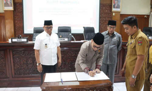 DPRD dan Pemko Bukittinggi Sepakati KUA-PPAS 2026 1 TANDATANGAN— Penandatanganan Nota Kesepakatan Bersama Rancangan KUA dan PPAS APBD Kota Bukittinggi Tahun Anggaran 2026, Senin (3/11).