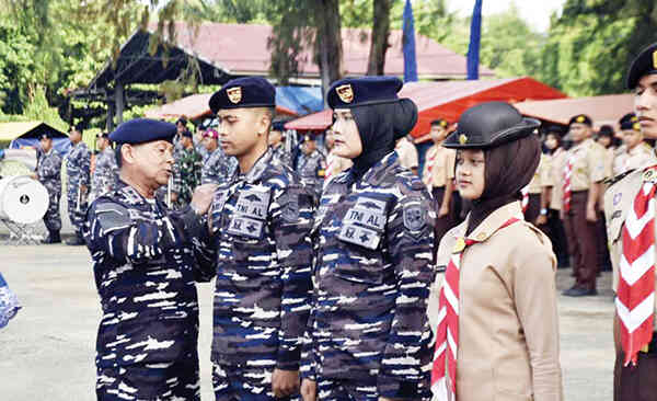 PERSAMI KORPS KADET— Dankodaeral II Laksamana Muda TNI Sarimpunan Tanjung, membuka Perkemahan Sabtu Minggu (Persami) Korps Kadet RI Gelombang III Kodaeral II Padang, di Pantai Air Manis, Sabtu (15/11) pagi.
