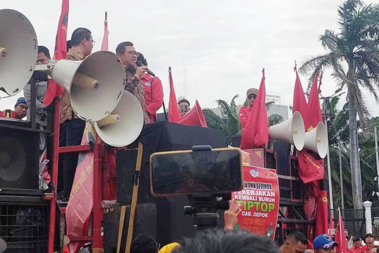 DPR Sepakat dengan Usulan Buruh, Siap Bentuk UU Ketenagakerjaan Baru yang Pro Pekerja 1 UNJUK RASA— Ketua Badan Aspirasi Masyarakat (BAM) DPR RI, Ahmad Heryawan, menemui massa aksi di depan gedung DPR RI, Kamis (6/11).
