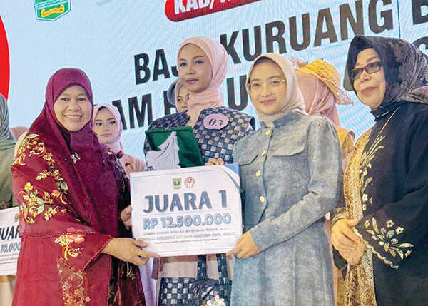 PRESTASI— Desainer muda berbakat, Putty Kasih Asyifa, sukses mengharumkan nama Kabupaten agam dengan meraih Juara I dalam ajang Lomba Desain Busana Muslimah tingkat Sumbar yang digelar oleh Dekranasda Sumbar di Pangeran Beach Hotel, Padang, Rabu (5/11).