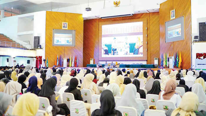 PEMBEKALAN WISUDAWAN— Direktur Utama Bank Nagari, Gusti Candra, M.M hadir sebagai narasumber dalam kegiatan rutin Pembekalan Calon Wisudawan Unand, sebagai bagian dari komitmen kampus dalam mempersiapkan yang siap bersaing di dunia profesional, di Auditorium Unand.