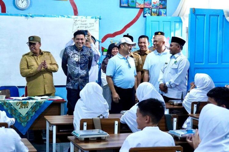 SPPG Bukit Surungan Diresmikan 1 PERESMIAN SPPG—Wali Kota, Hendri Arnis secara resmi meluncurkan Sentra Penyediaan Pangan Gizi (SPPG) Bukit Surungan yang dikelola Yayasan Maju Terus Jaya, Senin (3/11).