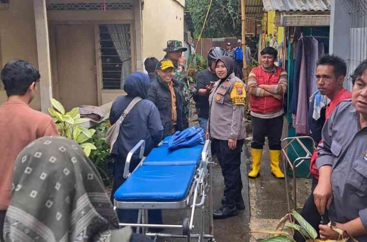 EVAKUASI WARGA— Puluhan warga di RW 5 Kelurahan Bukik Cangang Kayu Ramang (BCKR) harus dievakuasi ke lokasi yang lebih aman akibat adanya pergerakan tanah di kawasan Ngarai Sianok dipicu hujan deras.