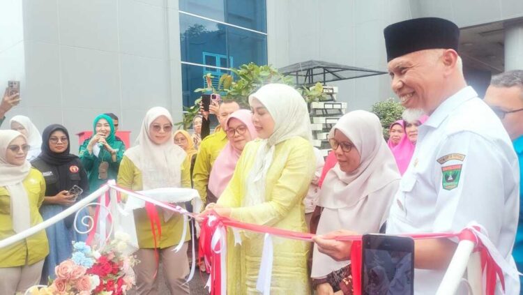 Mahyeldi Buka Smart Food B2SA, Dorong Masyarakat Sumbar Cintai Pangan Lokal 1 BUKA—Gubernur Sumatera Barat, Mahyeldi Anshrulah saat membuka acara Smart Food B2SA (Beragam, Bergizi, Seimbang, dan Aman) berbasis potensi sumber daya lokal bertajuk “Untuk Ranah Minang Tagok Pangan” di halaman Kantor Dinas Pangan Provinsi Sumbar, Rabu (5/11).