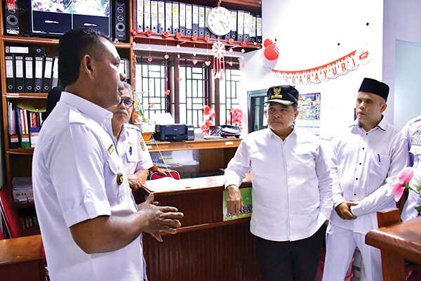 Bupati Agam Tinjau Tiga Kantor Wali Nagari di Kecamatan Matur, Pastikan Pelayanan Publik Berjalan Optimal 1 PERKUAT KOORDINASI— Bupati Agam Benni Warlis menyambangi tiga Kantor Wali Nagari yang ada di Kecamatan Matur dalam rangka memperkuat memperkuat koordinasi pemerintahan tingkat nagari, sekaligus memastikan pelayanan publik di nagari berjalan optimal dan sesuai target kinerja pembangunan yang telah ditetapkan Pemerintah Kabupaten Agam, Rabu (5/11).
