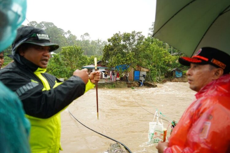 PANTAU—Bupati Tanah Datar Eka Putra, SE, MM didampingi Wabup Ahmad Fadly, S. Psi, Anggota DPRD, Dandim 0307 Tanah Datar, Wakapolres Padang Panjang, Ketua TP PKK Ny. Lise Eka Putra, pantau lokasi banjir.
