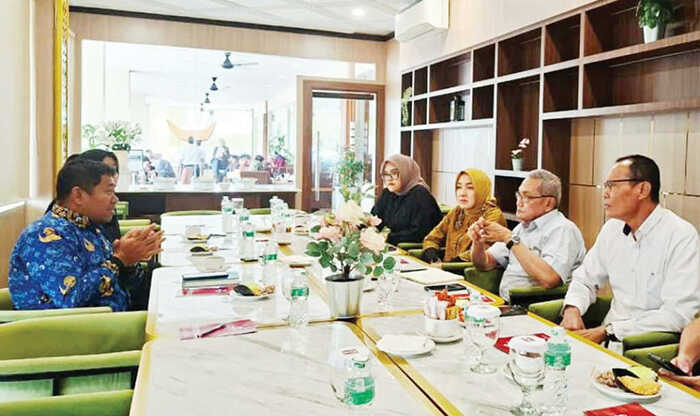 Standar Baru Wisata Halal, Gandeng PHRI, Kemenag Sumbar Terapkan Kalibrasi Arah Kiblat Hotel 1 PENERAPAN KALIBRASI ARAH KIBLAT— Kanwil Kemenag Sumbar melakukan audiensi dengan Ketua PHRI Sumbar, Rina Pangeran dalam program kalibrasi arah kiblat di hotel dan restoran yang kini digulirkan sebagai upaya Kementerian Agama menghadirkan ruang publik yang nyaman, pasti, dan bernilai ibadah.