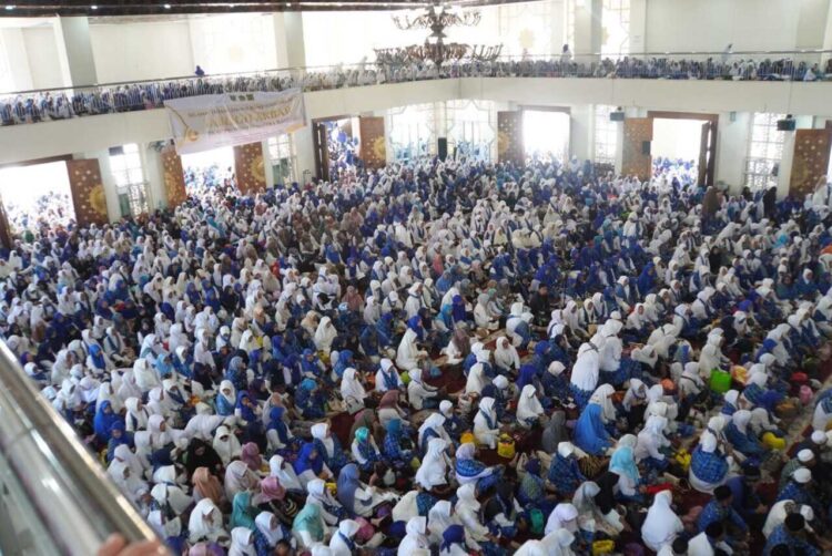 PENGAJIAN— Ribuan jamaah dari berbagai kabupaten dan kota di Sumatera Barat memadati Masjid Agung Manarul ‘Ilmi Islamic Centre untuk mengikuti PEngajian dan Pertemuan Akbar BKMT se-Sumbar, Minggu (2/11).