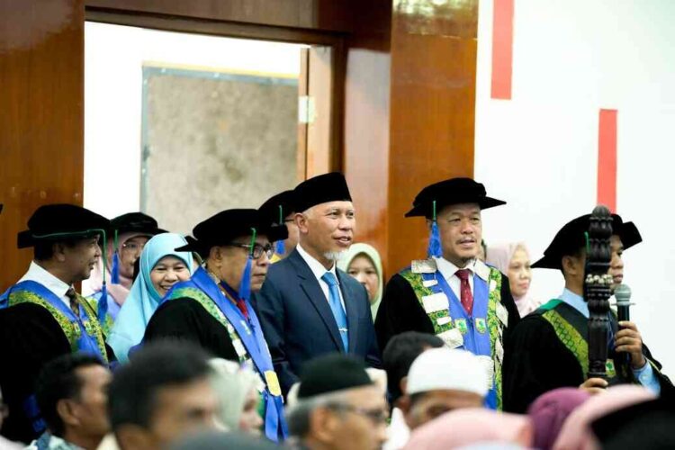 HADIRI PROSESI WISUDA— Gubernur Sumbar Mahyeldi bersama Rektor Unand, Dr. Efa Yonedi saat acara wisuda di Auditroium Unand.