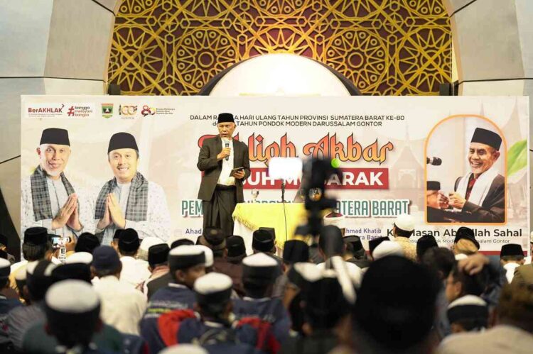 TABLIGH AKBAR— Gubernur Mahyeldi sampaikan apresiasi kepada Ponpes Gontor saat Tablig Akbar yang digelar Pemprov Sumbar di Masjid Raya Syekh Ahmad Khatib Al-Minangkabawi, Minggu (16/11).