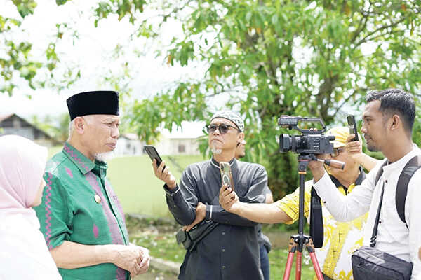TALKSHOW INSPIRATIF— Gubernur Mahyeldi mengikuti Talkshow Inspiratif dalam rangka memperingati HUT SMK-SMAKPA Padang ke 61 bertema “Berkarya, Unggul di Vokasi, Terdepan di Industri” di Aula SMAKPA Padang.