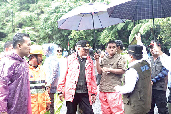 MENINJAU— Gubernur Sumbar, Mahyeldi Ansharullah meninjau langsung kawasan terdampak banjir bandang di Malalak.